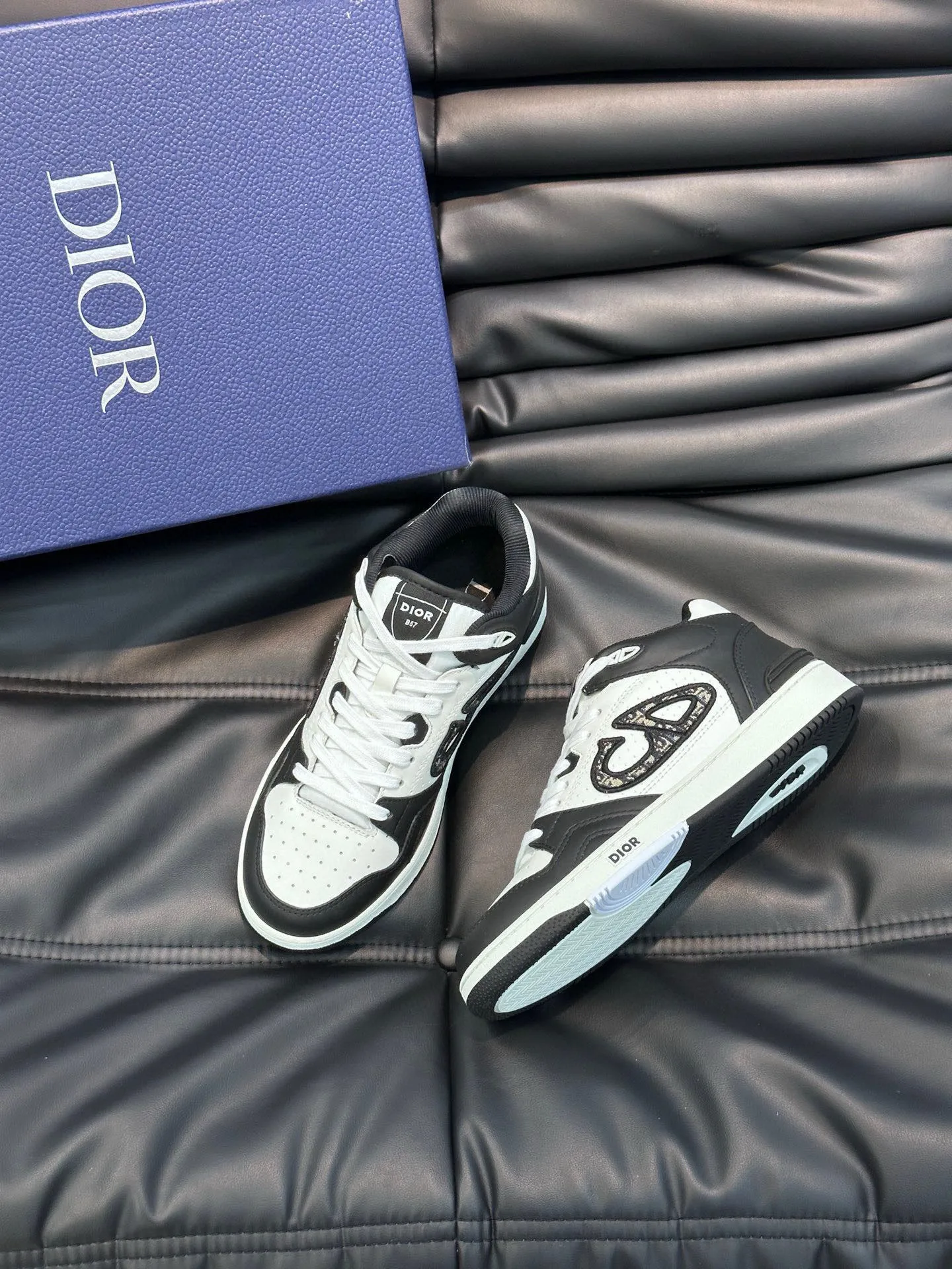 Ex-factory price: 440💰DIOB57 mid-top sneakers are shipped. This B57 mid-top sneaker is a new product in the 2024 spring men's wear series. It reinterprets the basketball shoe design and has become a classic item of Dior. Mid-top lace-up style crafted from color-blocked cow leather with contrasting suede and a CD logo displayed on the side. The tongue is decorated with the Dior B57 logo, and various distinctive details enhance the style. The CD logo eyelet details, upper stitching and rubber panels highlight the dynamic charm of its sports style. With two-color rubber sole, mesh fabric lining and cotton lining for foot padding, the upper foot is comfortable and breathable. Can be paired with a variety of clothing to create a sophisticated look. Code 38-44, (45 can be customized)